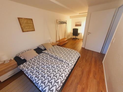 Voodi või voodid majutusasutuse Neue Wohnung an Stadtrand mit Parkplatz toas