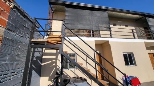 una escalera que conduce a un edificio en Amplio Monoambiente, en Corrientes