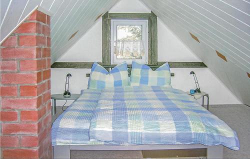 una camera da letto con letto in mansarda di Gorgeous Home In Schlema Ot Wildbach With Kitchen a Schlema