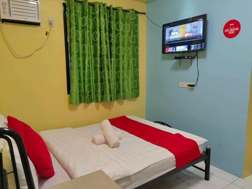 una habitación de hospital con una cama con un osito de peluche. en YellowPad Hotel (SM-Eco) en Dávao