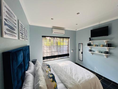 een slaapkamer met een bed en een raam bij Ka~Mo Gae in Louis Trichardt