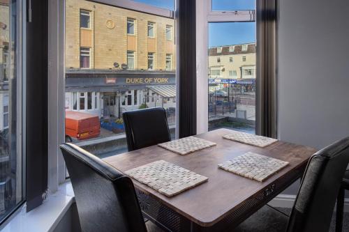 een tafel in een kamer met uitzicht op een straat bij Bank Street Apartment 8 in Blackpool