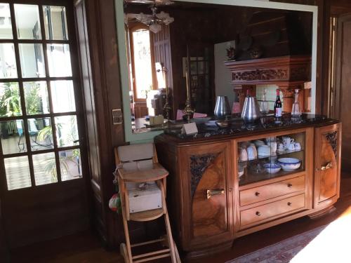 Mouthier-Haute-PierreにあるVilla Meyriemのキッチン(カウンター、木製キャビネット付)