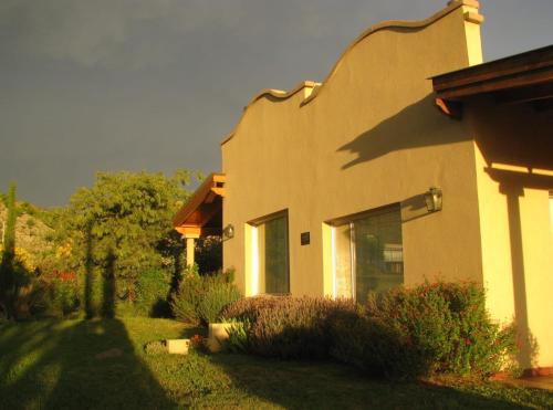 una casa con una sombra a su lado en Casas Tomillo Silvestre en Sierra de la Ventana