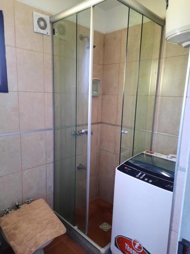 y baño con ducha y puerta de cristal. en CasAmarilla La Barra, en Punta del Este