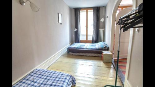 Tempat tidur dalam kamar di Cathédrale spacieux appartement