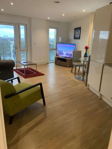 Abbey Wood的住宿－Iflex，客厅配有电视和绿色沙发
