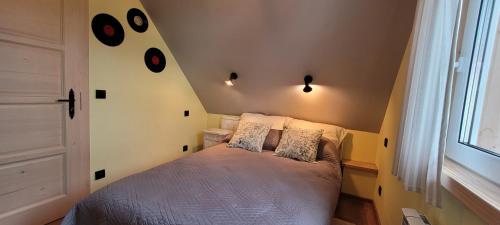 ein Schlafzimmer mit einem Bett mit zwei Kissen darauf in der Unterkunft PICONIOWA KUCA in Jeleśnia