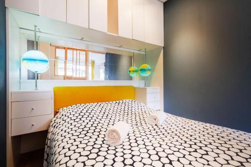 une chambre avec un lit et un grand miroir dans l'établissement 1 bedroom/clim/wifi, St Michel station, à Toulouse