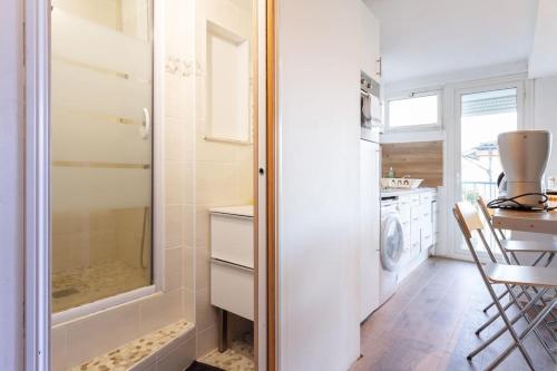 Il comprend une petite cuisine avec une douche et un lave-linge. dans l'établissement 1 bedroom/clim/wifi, St Michel station, à Toulouse