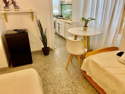 Habitación pequeña con mesa y cocina pequeña. en Departamento 1 ambiente Mar del plata en Mar del Plata