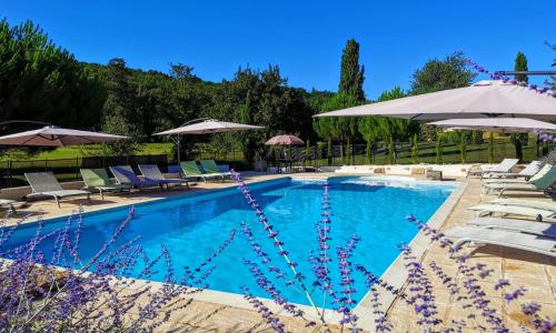 Le RepaireにあるLe Tournesol, Le Banquet aux Eyziesのスイミングプール(椅子、パラソル付)