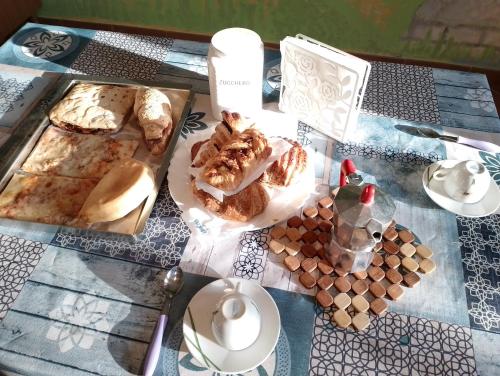 einen Tisch mit verschiedenen Brotsorten und Gebäck in der Unterkunft Fòndaco Pietramonte in Baselice