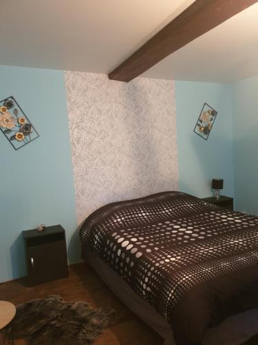 的住宿－gite rural de l ource，一间卧室,卧室内配有棕色的床