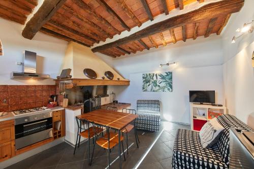 Colle da Vinci في فينشي: مطبخ مع طاولة وكراسي في غرفة