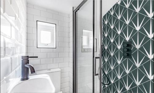 łazienka z toaletą i prysznicem w obiekcie Inviting 3-Bed House in Beckenham w mieście Beckenham