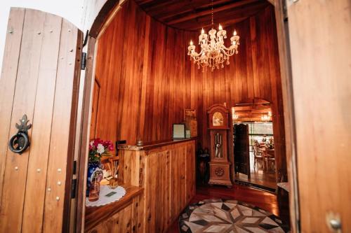 a room with wooden walls and a chandelier at Pipas Terroir - Vale dos Vinhedos - Pousada Temática in Bento Gonçalves