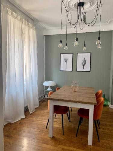 une salle à manger avec une table et des chaises dans l'établissement Chez Tess, à Metz