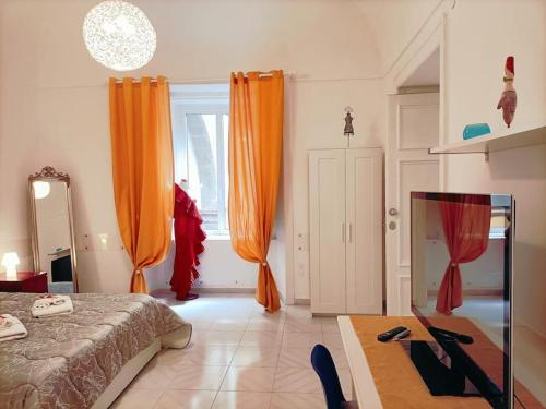 Ένα ή περισσότερα κρεβάτια σε δωμάτιο στο Fashion Cathedral apARTment, Centro Storico Napoli