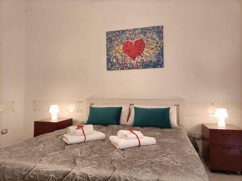 Ένα ή περισσότερα κρεβάτια σε δωμάτιο στο Fashion Cathedral apARTment, Centro Storico Napoli