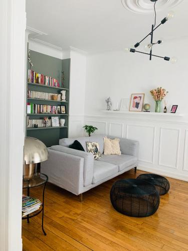 sala de estar con sofá y estante para libros en Chez Tess, en Metz