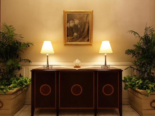 two lamps on a table in a room with plants at Hotel Monterey Lasoeur Ginza in Tokyo