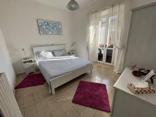 Un dormitorio con una cama con alfombras moradas. en Casa Italica - a quaint getaway in rural Italy, en Corfinio