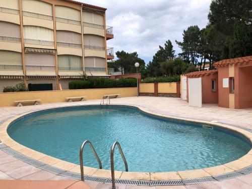 einem großen Pool vor einem Gebäude in der Unterkunft Location Vacances entre mer et montagnes in Argelès-sur-Mer