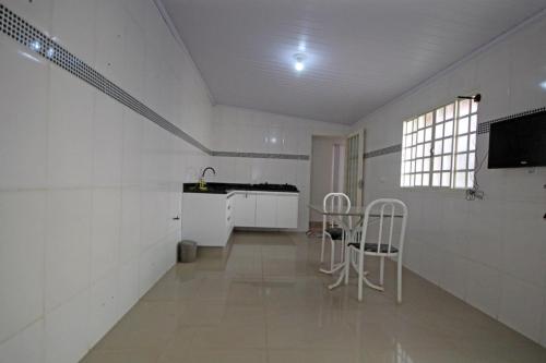 Кухня или мини-кухня в Casa do Du
