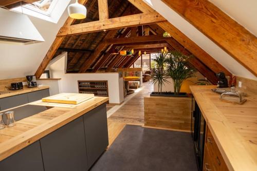 une cuisine mansardée avec poutres apparentes et cheminée dans l'établissement Maison de rêve en plein coeur de Paimpol, à Paimpol