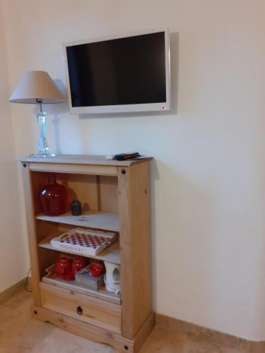 Una televisión o centro de entretenimiento en La Sapiniére -chambres climatisées