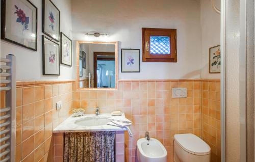 uma casa de banho com um lavatório, um WC e um espelho. em La Piana em Mommio