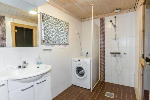 Ένα μπάνιο στο Lovely cottage in Koli resort next to a large lake and trails