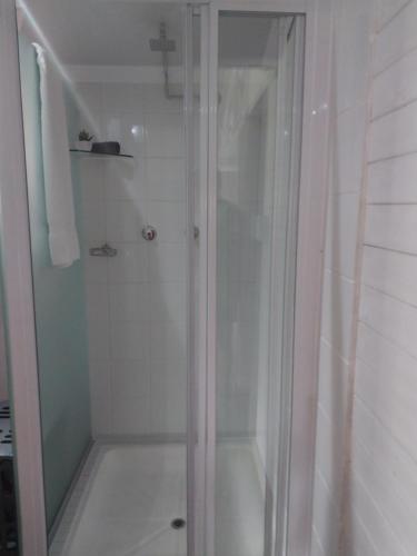 La salle de bains est pourvue d'une douche avec une porte en verre. dans l'établissement Log in @ 118 Self Catering Unit, à Meyerton