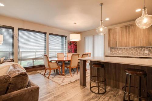 Ruang duduk di Luxury Townhome on the Park with Bridger Mtn Views
