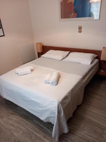 1 dormitorio con 1 cama blanca grande y toallas. en Elis superb villa, en Ierápetra