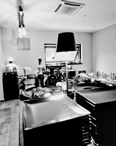 Kuchyň nebo kuchyňský kout v ubytování GARAGE47 Storica Officina Meccanica LOFT B&B iN PIENZA
