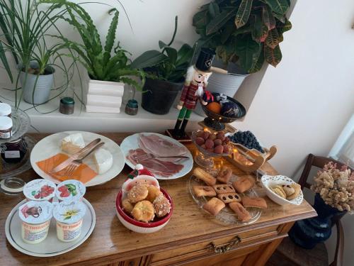 a table with plates of food on top of it at Le prieuré de Saint Thibault in Saint-Thibault-des-Vignes