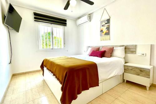 1 dormitorio con 1 cama y TV en 14 VILLA relax private pool, en Puerto Marino