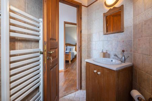 ein Bad mit einem Waschbecken und einem Spiegel in der Unterkunft Stone Sunset Villa in Sfendoúrion