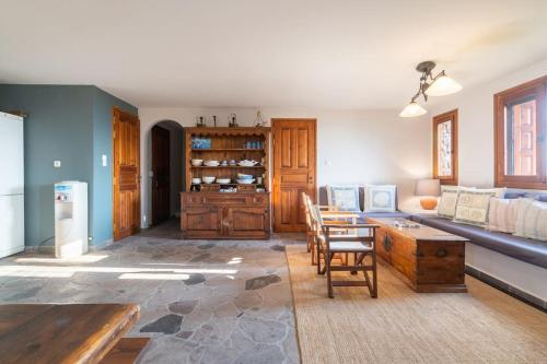 uma sala de estar com um sofá e uma mesa em Stone Sunset Villa em Sfendoúrion