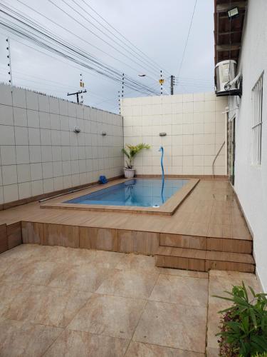 德奥多鲁元帅镇Casa da Idinha的建筑物中间的游泳池