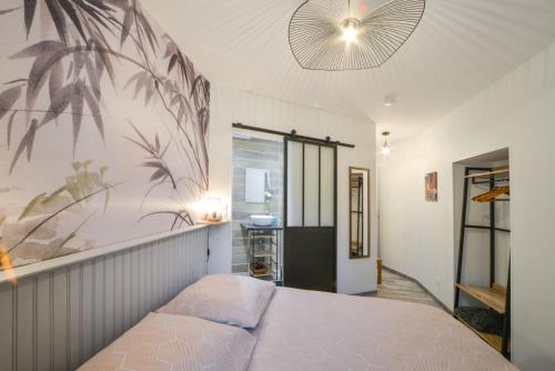 - une chambre avec un lit et un mur orné d'une fresque murale représentant la plante dans l'établissement Appart Bambou rdc - parking gratuit- Netflix, à Bourges