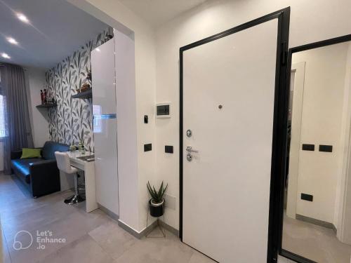 un corridoio con porta che conduce a un soggiorno di R39 Modern Apartment with Private Parking a Milano