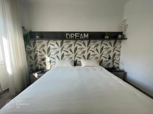 R39 Modern Apartment with Private Parking
