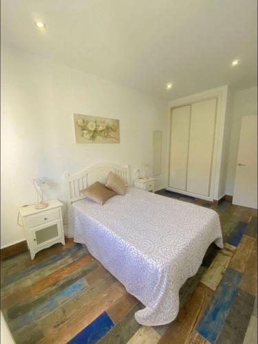 - une chambre avec un lit blanc et 2 tables de chevet dans l'établissement AMR Fuente, à Mojácar