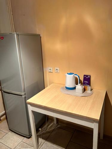 einen Tisch mit einem Kühlschrank und einer Teekanne darauf in der Unterkunft Guesthous in Narva