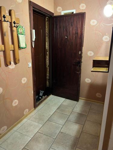 ein Zimmer mit einer Tür und einer Katze in der Tür in der Unterkunft Guesthous in Narva