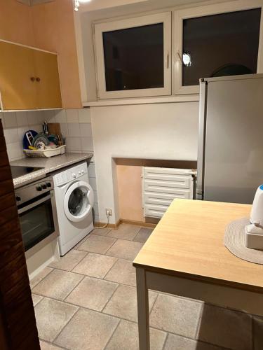eine Küche mit einem Kühlschrank und einer Waschmaschine in der Unterkunft Guesthous in Narva