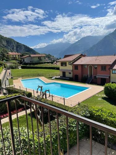 einen Balkon mit Poolblick in der Unterkunft Happy Guest Apartments - Lake View and Pool in Riva di Solto